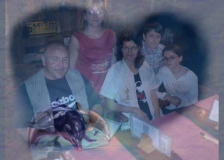  jean marc assit loloon debout coco a ses cotes et les deux enfants a loloon solene et julien 